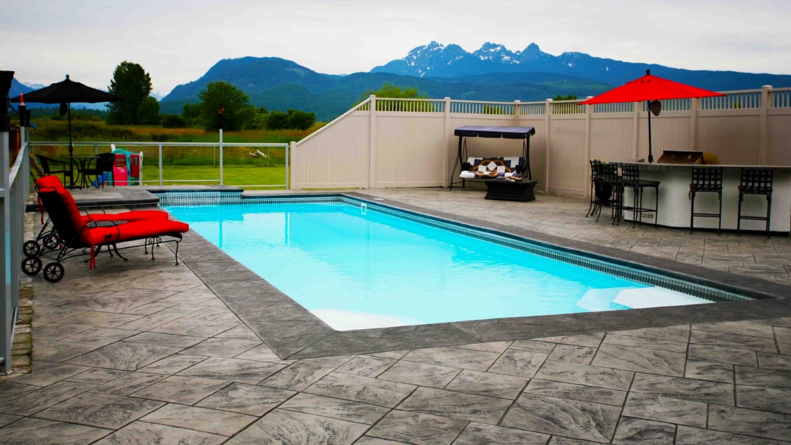 Luxor Shallow Pool featuring custom water features and lighting