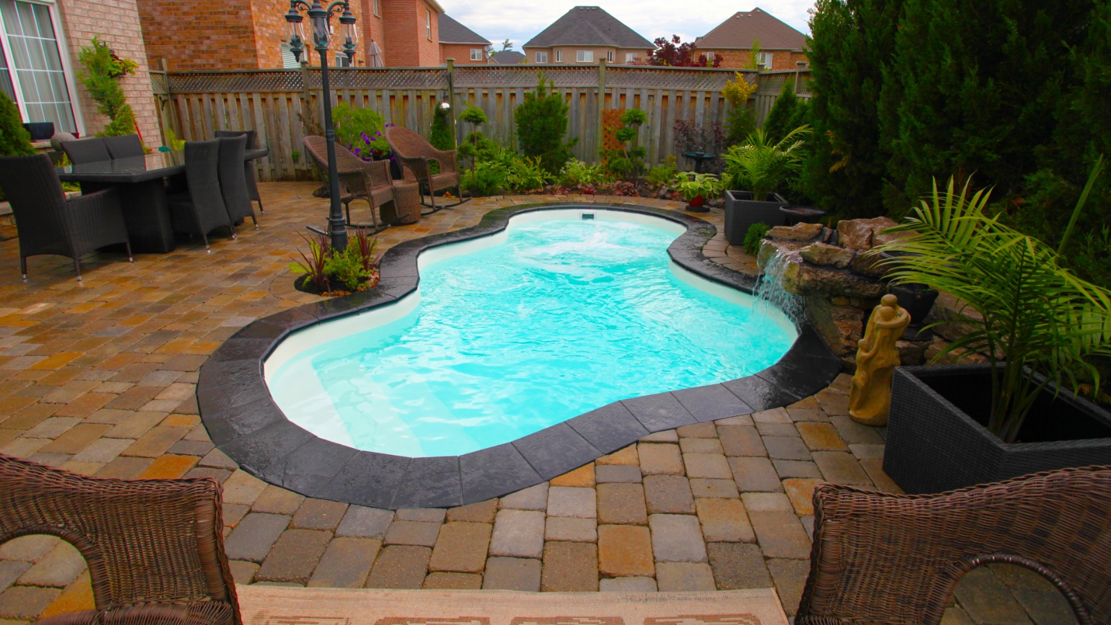 Flat bottom fiberglass spa with smooth seating transitions